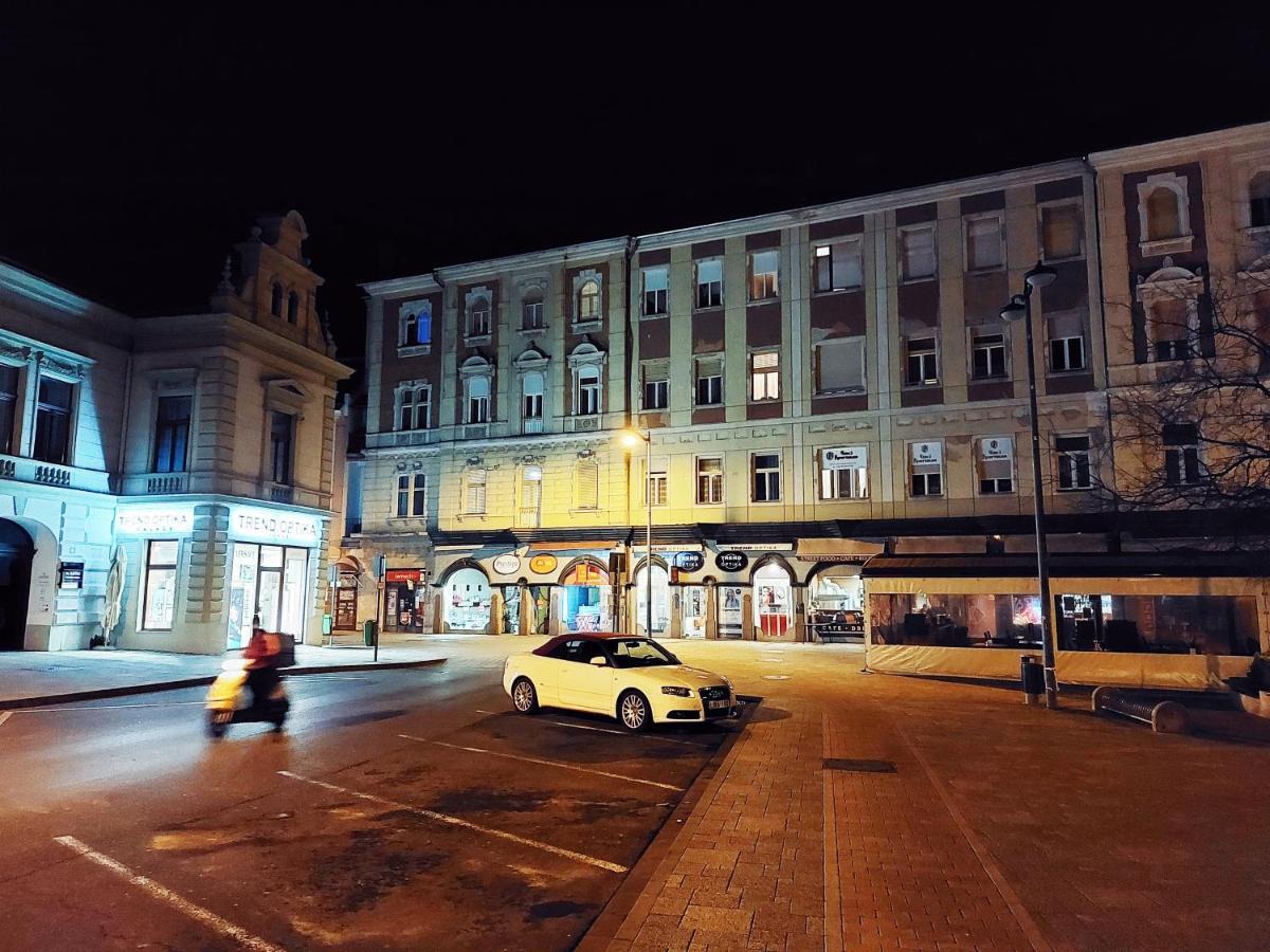 Square 16 Apartman - Absolutely Central Location With Self Check In Szombathely Bagian luar foto