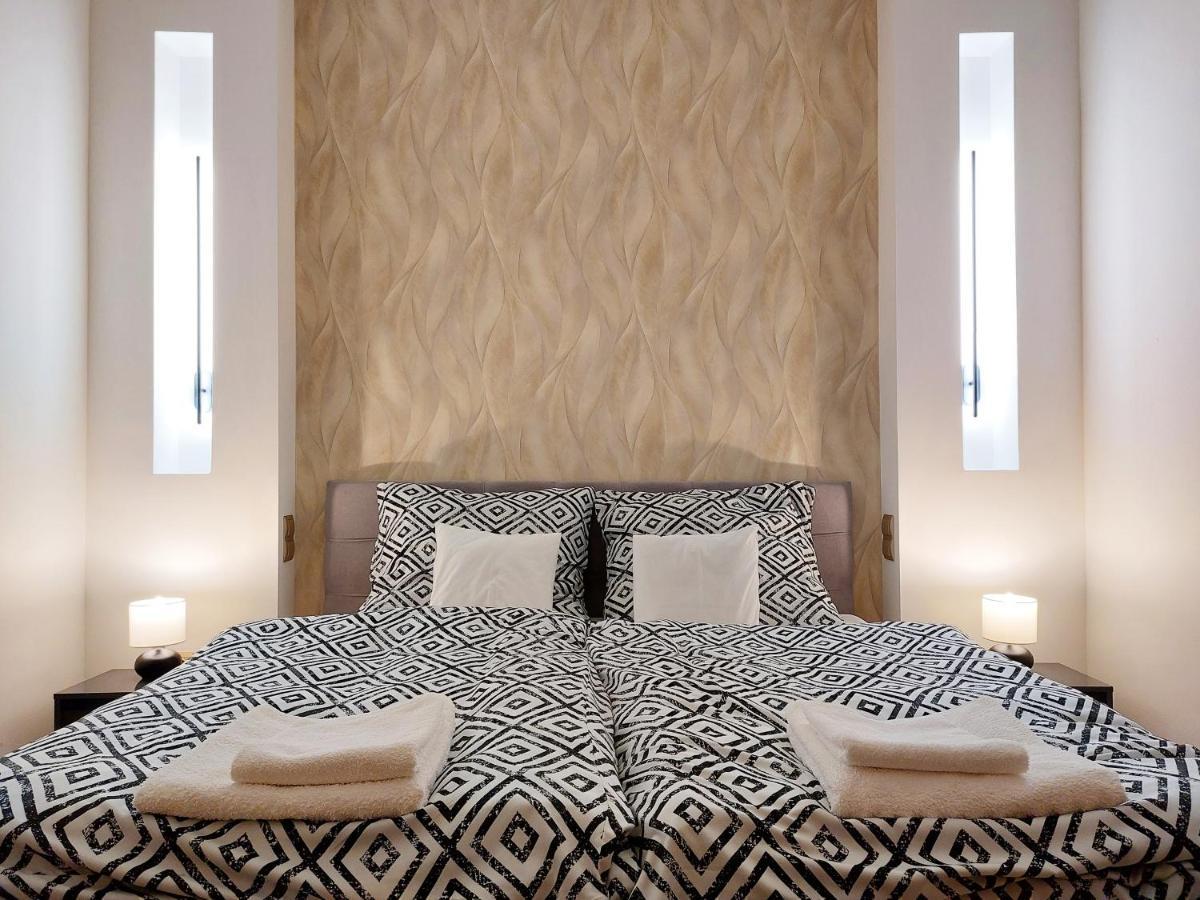 Square 16 Apartman - Absolutely Central Location With Self Check In Szombathely Bagian luar foto